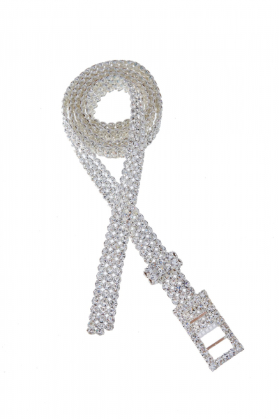 pásek vyrobený ze stovek krystalů