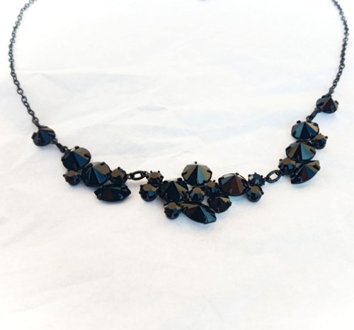 náhrdelník z černých krystalů