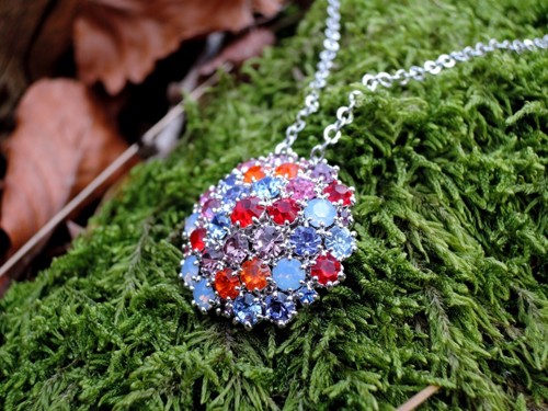 Módní přívěšek na řetízku v jarních barvách