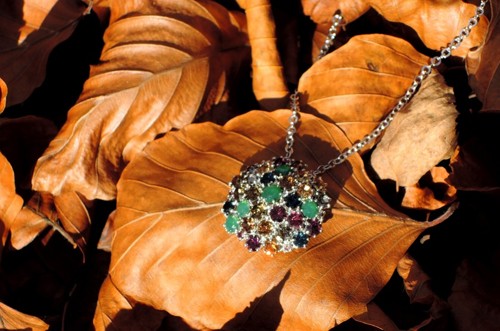 Módní přívěšek na řetízku v podzimních barvách