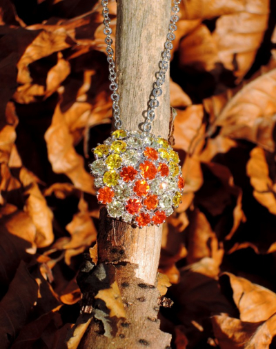 Módní přívěšek na řetízku v letních barvách