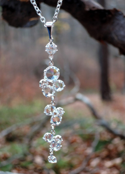 Módní šanelový přívěsek z čirých krystalů