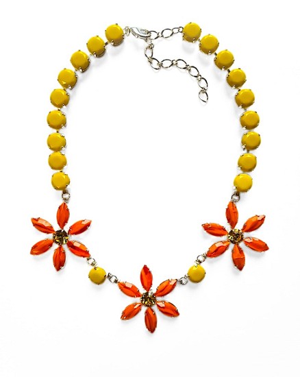 náhrdelník s motivem květu ze speciálních kamenů