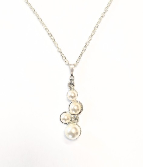 perličkový přívěsek se štrasovými kameny