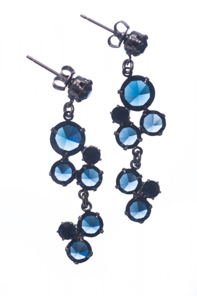 drop earrings made of blue crystals