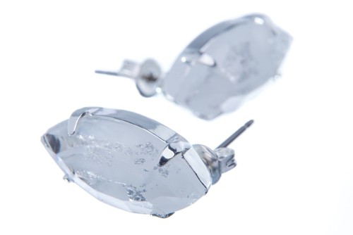 Náušnice se speciálním kamenem, krystal žíhaný opálem