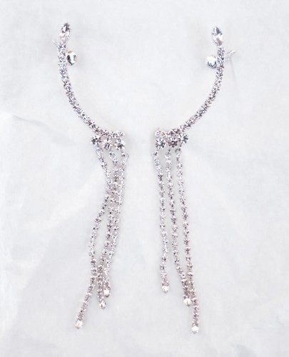 Elegantní krystalové náušnice kopírující celé ucho se třpytivými třásněmi