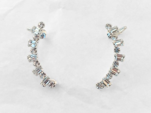 jemné krystalové náušnice na celé ucho