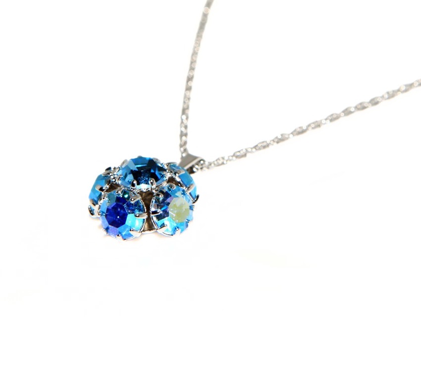 náhrdelník z tyrkysově modrých krystalků