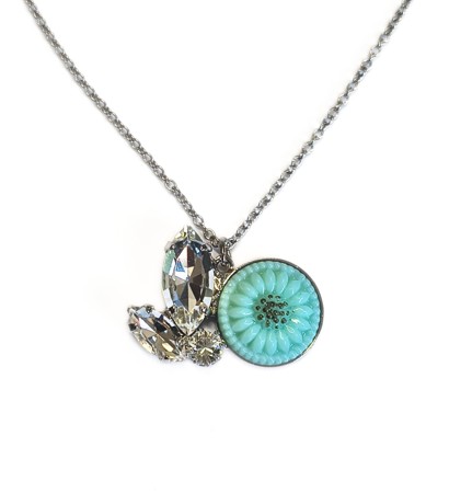 Náhrdelník se světle modrým skleněným knoflíkem a čirými krystaly