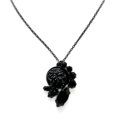 Náhrdelník s černými krystaly a skleněným knoflíkem