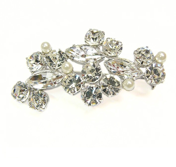 Elegantní brož z krystalů a perliček