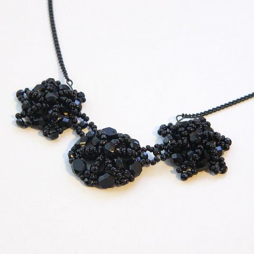 náhrdelník vyrobený z černých ohňovek