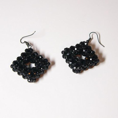 naušnice z černých ohňovek